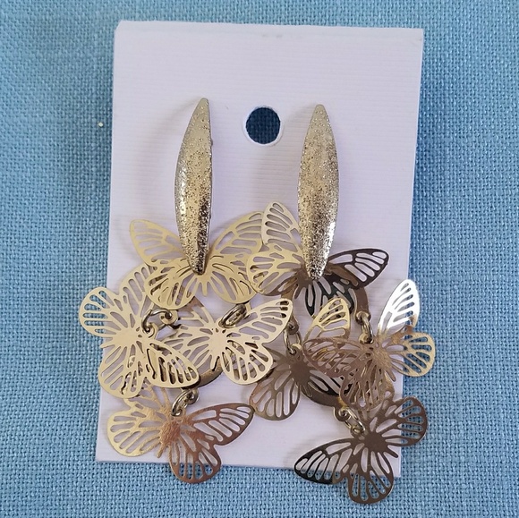 🚫SOLD ‼️3 for $12‼️HP🎉 NWOT Gold Tone Butterfly Dangle Earring - Picture 4 of 4